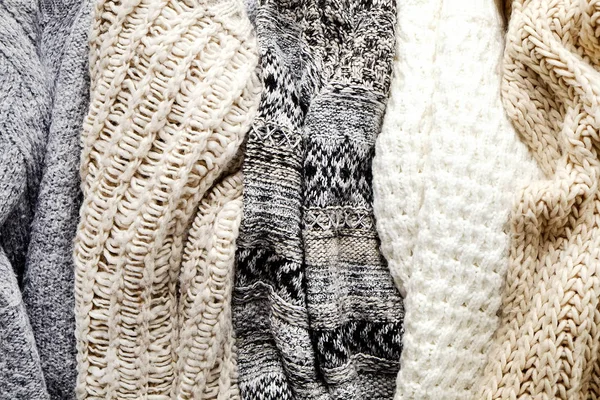 別編みパターンのニットの温かみのあるパステル カラーのセーターの束の乱雑な杭 はっきりと見えるテクスチャ レイアウト スタイリッシュな秋 冬のシーズン ニット服 クローズ アップ スペース — ストック写真