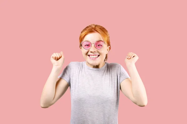 Kazanmak Kutlama Güzel Kızıl Saçlı Mutlu Komik Genç Kadın Pembe — Stok fotoğraf