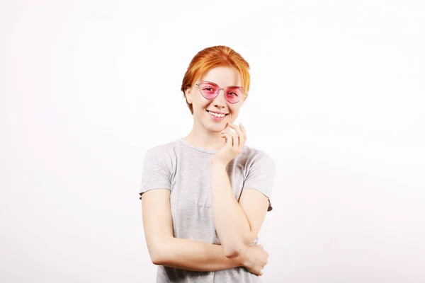 Attraktive Junge Frau Mit Langen Roten Haaren Rosa Katzenaugen Sonnenbrille — Stockfoto