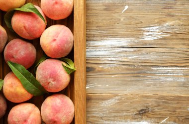 Olgun organik şeftali grunged Ahşap dokulu masa üzerinde ip kulplu ahşap tepsi tepsi üzerinde yığın demet. Yerli malı hasat yığın. Temiz kavramı yeme. Arka plan, görünümü top, yakın çekim, alanı Kopyala