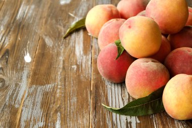 Olgun organik şeftali yığın kahverengi grunged Ahşap dokulu masa üzerinde bir grup. Yerli malı hasat öbek vintage ahşap tezgah üzerinde. Temiz kavramı yeme. Arka plan, görünümü top, yakın çekim, alanı Kopyala