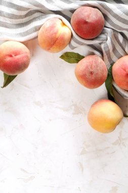 Beton yüzey masada beyaz kazık olgun organik şeftali demet. Yerli malı hasat öbek üzerinde vintage sıva tezgah, peçete. Temiz kavramı yeme. Alan arka plan, üstten görünüm Kopyala, yakın çekim