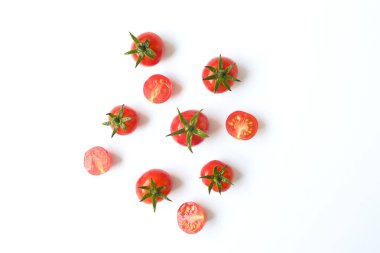 Güzel sulu organik kırmızı kiraz domates bütün ve beyaz zemin üzerine yarıya demet. Üstten görünüm parlak cilalı sebze. Temiz kavramı yeme. Vejetaryen vegan detoks diyeti. Alanı, düz yatıyordu kopyalama.