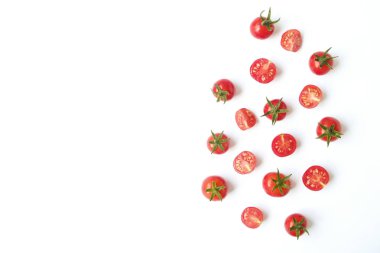 Güzel sulu organik kırmızı kiraz domates bütün ve beyaz zemin üzerine yarıya demet. Üstten görünüm parlak cilalı sebze. Temiz kavramı yeme. Vejetaryen vegan detoks diyeti. Alanı, düz yatıyordu kopyalama.