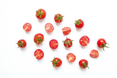 Güzel sulu organik kırmızı kiraz domates bütün ve beyaz zemin üzerine yarıya demet. Üstten görünüm parlak cilalı sebze. Temiz kavramı yeme. Vejetaryen vegan detoks diyeti. Alanı, düz yatıyordu kopyalama.