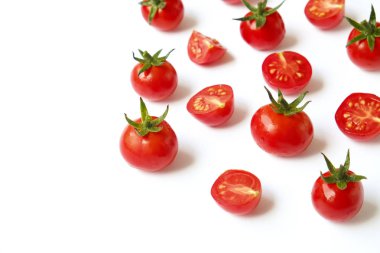 Güzel sulu organik kırmızı kiraz domates bütün ve beyaz zemin üzerine yarıya demet. Üstten görünüm parlak cilalı sebze. Temiz kavramı yeme. Vejetaryen vegan detoks diyeti. Alanı, düz yatıyordu kopyalama.