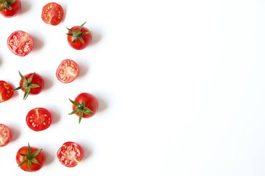 Güzel sulu organik kırmızı kiraz domates bütün ve beyaz zemin üzerine yarıya demet. Üstten görünüm parlak cilalı sebze. Temiz kavramı yeme. Vejetaryen vegan detoks diyeti. Alanı, düz yatıyordu kopyalama.