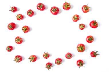 Güzel sulu organik kırmızı kiraz domates, Yeşil fesleğen demet beyaz zemin üzerine bırakır. Parlak cilalı parlak sebze. Temiz kavramı yeme. Vejetaryen diyet. Uzay kopyalayın, yatıyordu, en iyi görünüm düz.