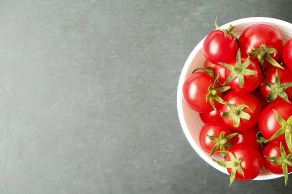 Tigela Cerâmica Branca Cheia Pequenos Tomates Cereja Orgânicos Maduros Recém — Fotografia de Stock