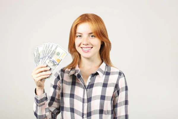 Retrato Una Joven Pelirroja Hermosa Con Puñado Dinero Sosteniendo Una —  Fotos de Stock