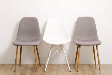 Birden çok beyaz gri zarif loft tarzı oda, ahşap zemin ve kopya alanı metin için bir sürü büyük boş duvar arka plan ayakta sandalye boş. Boş koltuk. İnsan kaynakları kampanya kavramı işe