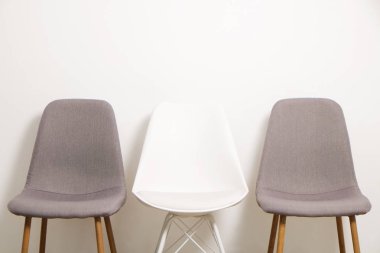 Birden çok beyaz gri zarif loft tarzı oda, ahşap zemin ve kopya alanı metin için bir sürü büyük boş duvar arka plan ayakta sandalye boş. Boş koltuk. İnsan kaynakları kampanya kavramı işe