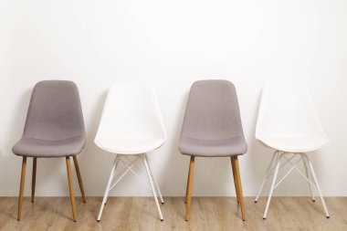 Birden çok beyaz gri zarif loft tarzı oda, ahşap zemin ve kopya alanı metin için bir sürü büyük boş duvar arka plan ayakta sandalye boş. Boş koltuk. İnsan kaynakları kampanya kavramı işe