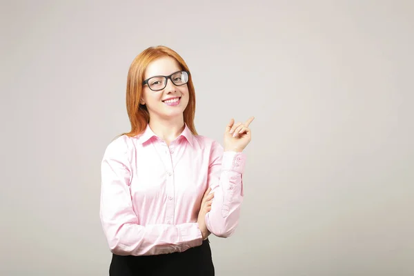 Jovem Bela Empresária Confiante Vestindo Blusa Rosa Óculos Armação Preta — Fotografia de Stock