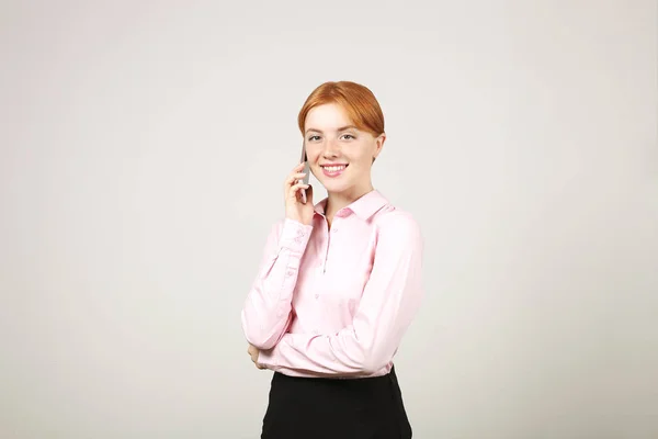 Retrato Mulher Negócios Bonita Jovem Com Cabelo Vermelho Falando Telefone — Fotografia de Stock