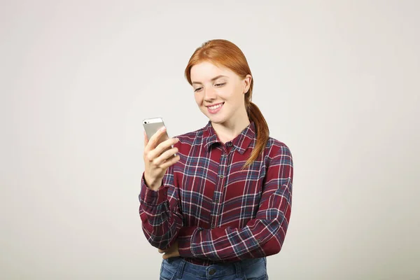 Mulher Bonita Vestindo Camisa Flanela Segurando Telefone Celular Olhando Para — Fotografia de Stock