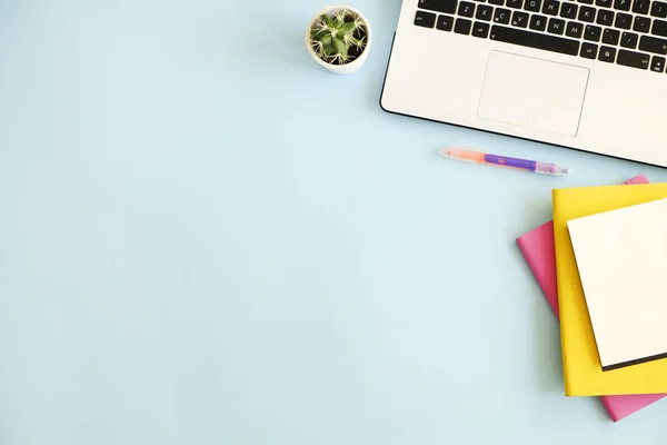 Oficina Trabajo Con Ordenador Portátil Múltiples Cuadernos Colores Planta Cactus — Foto de Stock