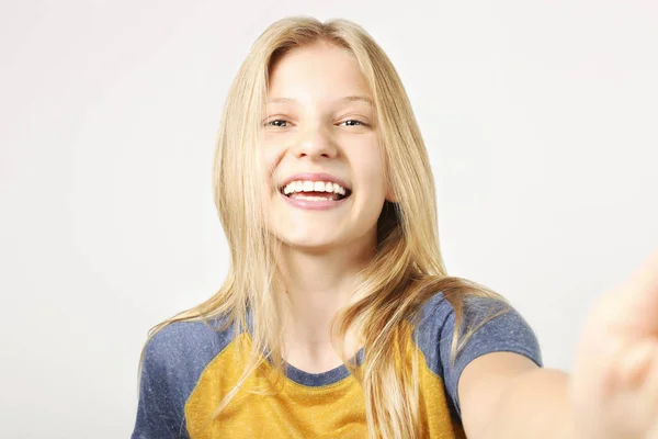 Portrait Jeune Belle Adolescente Avec Sourire Parfait Riant Tenant Téléphone — Photo