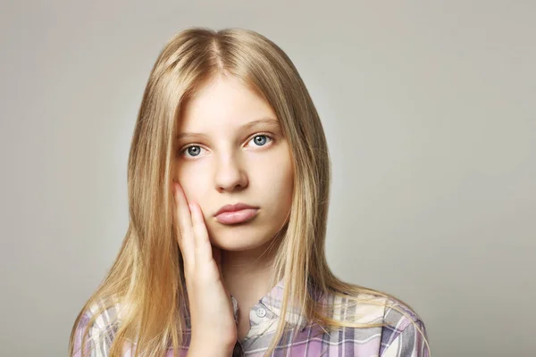 Ung Vacker Tonåriga Kvinna Klädd Rutig Flanellskjorta Upplever Huvudvärk Från — Stockfoto