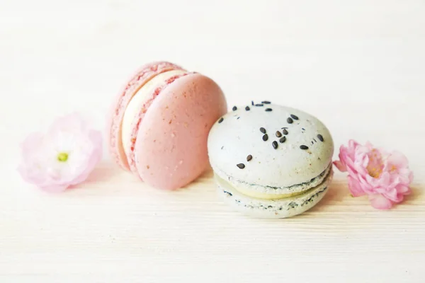 Dos Piezas Dulces Macaron Francés Azul Rosa Con Sabor Arándano —  Fotos de Stock