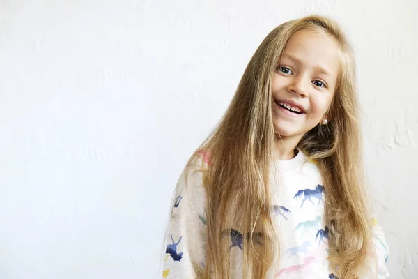 Portrait Happy Little Girl Long Blonde Hair Smilng Showing Positive — Stock Photo, Image