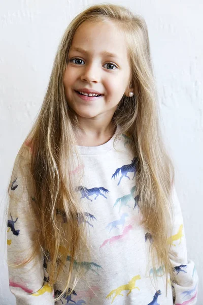 Porträt Eines Glücklichen Kleinen Mädchens Mit Langen Blonden Haaren Das — Stockfoto