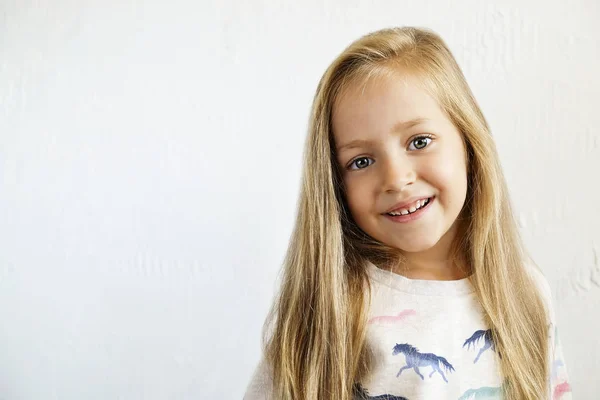 长着金色长发的快乐小女孩的肖像 Smilng 表现出积极的情绪 滑稽的孩子与愉快的面部表情 白色隔离背景 复制空间 — 图库照片