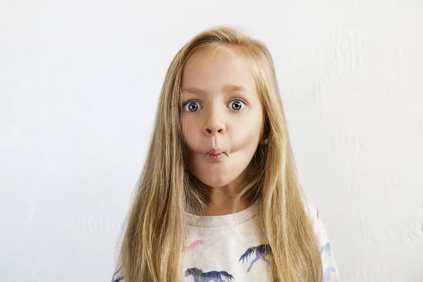 Porträt Eines Lustigen Kleinen Mädchens Das Albern Ist Und Lustige — Stockfoto