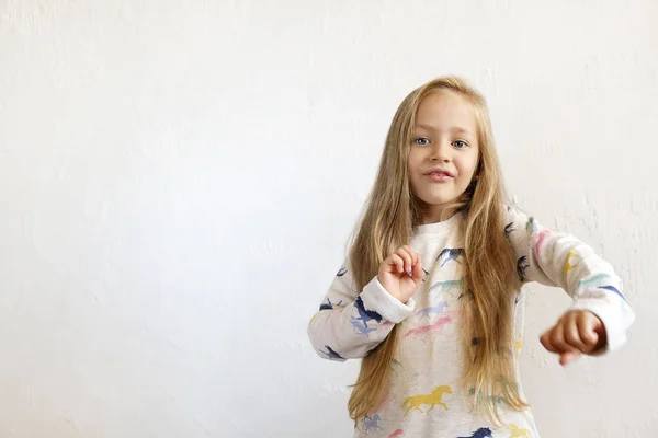 Kleines Blondes Mädchen Mit Langen Goldenen Haaren Das Vor Weißem — Stockfoto