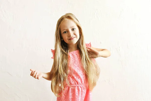 金发碧眼的小女孩 长金色的头发跳舞 微笑和有趣的白色质感石膏墙背景 五岁的金发女孩子摆姿势 复制文本空间 — 图库照片
