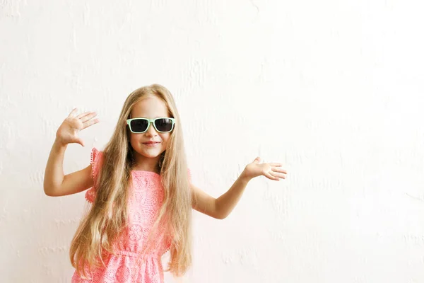 Kleines Mädchen Mit Langen Goldenen Haaren Modischem Lässigem Outfit Mit — Stockfoto