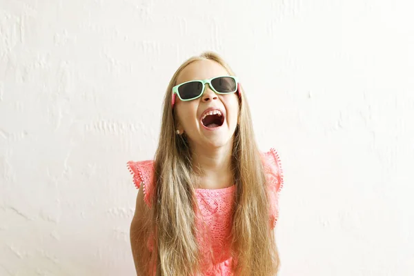 Kleines Mädchen Mit Langen Goldenen Haaren Modischem Lässigem Outfit Mit — Stockfoto