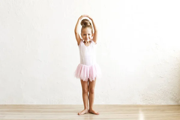 Kleines Blondes Balerina Mädchen Das Einem Tanzclub Mit Hölzerner Flutung — Stockfoto