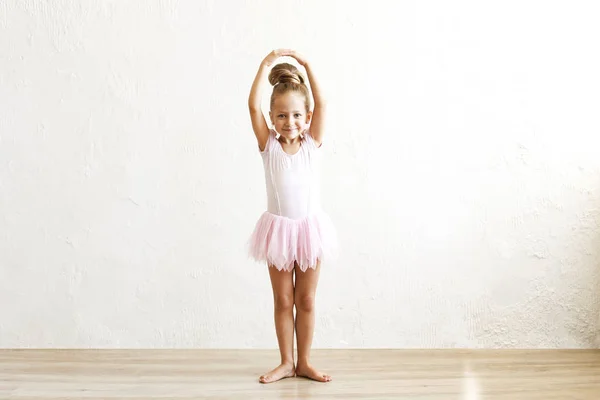 Niña Rubia Balerina Bailando Posando Club Baile Con Madera Inundan — Foto de Stock