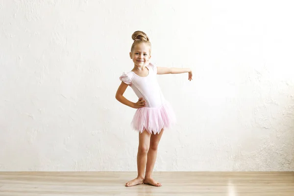 Kleines Blondes Balerina Mädchen Das Einem Tanzclub Mit Hölzerner Flutung — Stockfoto