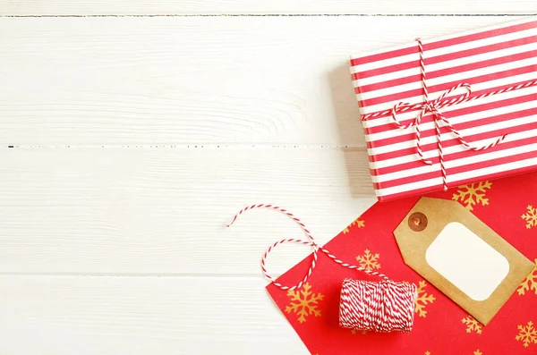 Weihnachtsgeschenk Mit Verpackungsmaterial Und Leerem Namensschild Auf Weißem Holztisch Festliche — Stockfoto