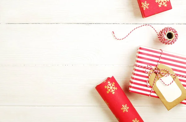 Weihnachtsgeschenkpapier Und Leere Namensschilder Auf Weißem Holztisch Festliche Neujahrskomposition Geschenkkarton — Stockfoto