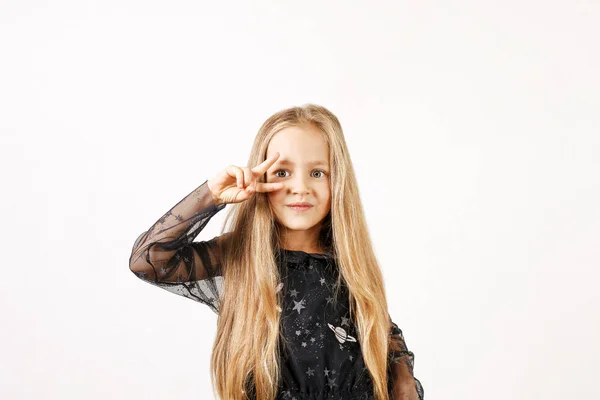 Hermosa Niña Rubia Caucásica Vestido Negro Con Estrellas Calcetines Blancos — Foto de Stock