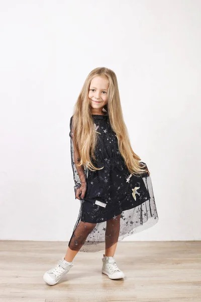 Kleines Blondes Mädchen Mit Langen Goldenen Haaren Schwarzes Kleid Mit — Stockfoto
