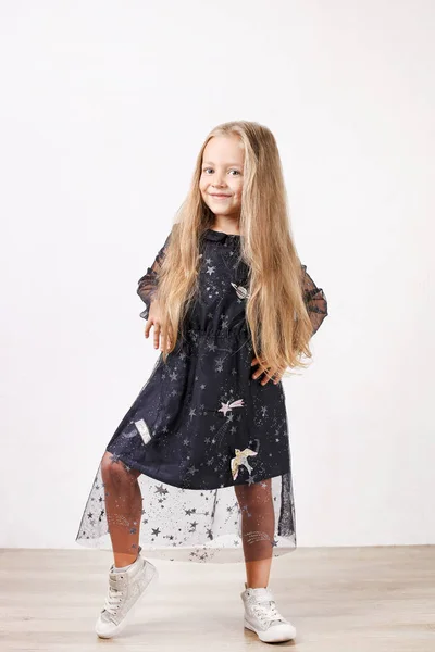 Niña Rubia Con Pelo Largo Dorado Con Vestido Negro Con — Foto de Stock