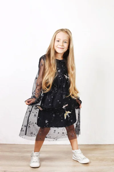 Kleines Blondes Mädchen Mit Langen Goldenen Haaren Schwarzes Kleid Mit — Stockfoto