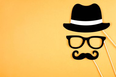 Movember kavramı. Yıllık olay içeren bıyığını büyüyen ve erkek sağlığı sorunları ve prostat kanseri bilincini artırmak için Kasım ayında sırasında sakal. Arka plan, yakın çekim, uzay, düz yatıyordu kopya.