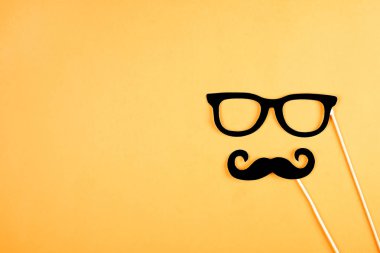 Movember kavramı. Erkek sağlığı sorunları ve prostat kanseri bilinçlendirme Kasım ayıdır. Sahte belge bıyık ve gözlük çubuk üzerinde oluşan parti seti. Arka plan, yakın çekim, alanı Kopyala.