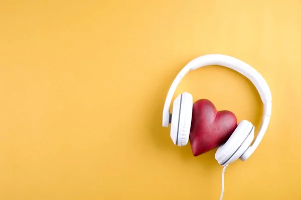 Senin Kalp Kavramı Dinle Parlak Sarı Zemin Üzerinde Beyaz Kulaklık — Stok fotoğraf