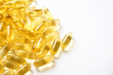 Omega 3 balık karaciğer yağı kapsülleri yığın desen arka plan oluşturan grup. Büyük altın yarı saydam hapları dokusuna yakın çekim. Sağlıklı her gün beslenme ek. Üstten görünüm, düz yatıyordu, kopya alanı.