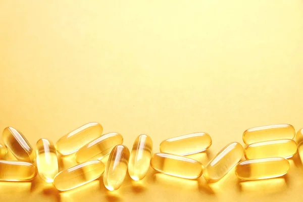 一束欧米茄3鱼肝油胶囊成排形成模式的背景 关闭大的金色半透明药丸质地 健康的每一天营养补充 顶部视图 平面放置 复制空间 — 图库照片