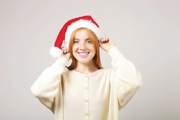 Close Retrato Bela Ruiva Jovem Vestindo Chapéu Papai Noel Camisola — Fotografia de Stock