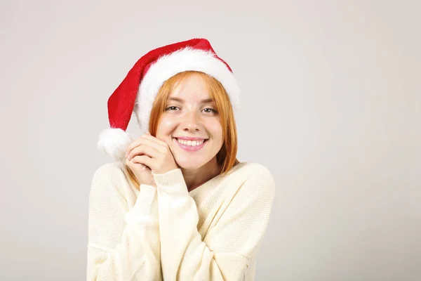 Close Retrato Bela Ruiva Jovem Vestindo Chapéu Papai Noel Camisola — Fotografia de Stock