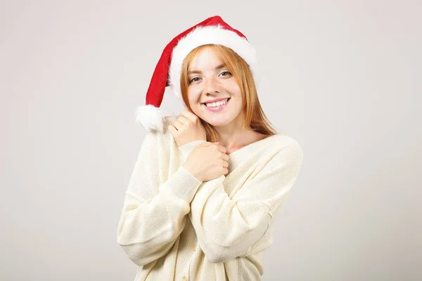 Крупним Планом Портрет Красиві Рудоволосої Молодої Жінки Носять Санта Клауса — стокове фото