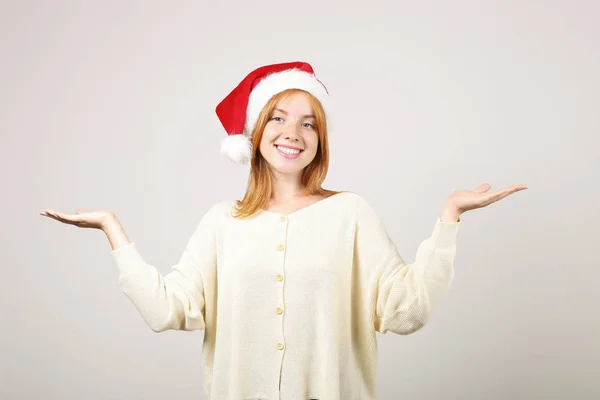 Portret Van Mooie Roodharige Jonge Vrouw Dragen Kerstman Hoed Witte — Stockfoto